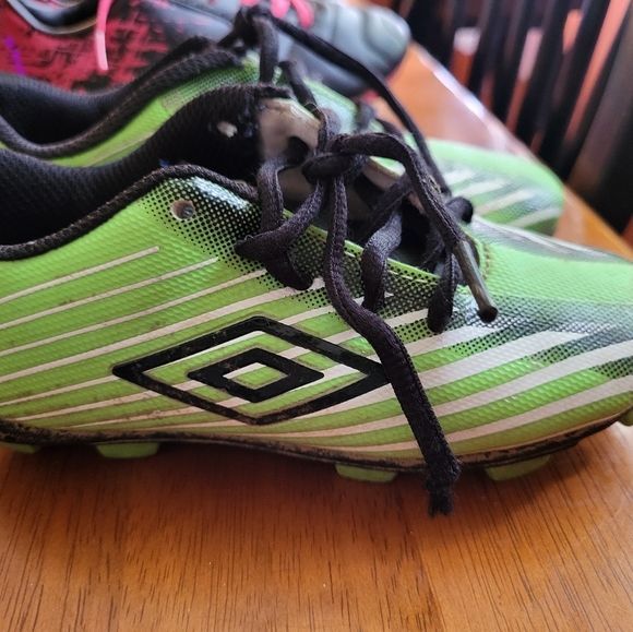 Size 11 kids Umbro soccer cleats - Picture 2 of 2